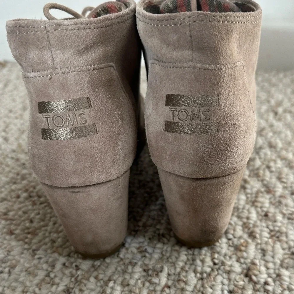Toms Womens Suede Desert Ankle Boots Taupe Wedge Heels Lace Up Size 10